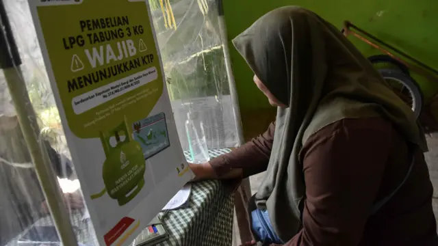 Warga membeli gas elpji 3 kilogram bersubsidi di salah satu pangkalan di Kabupaten Ciamis, Jawa Barat, Senin (3/2/2025). Pemerintah menetapkan pembelian LPG 3 kg dilayani di Pangkalan Resmi Pertamina untuk memastikan subsidi tepat sasaran. 
