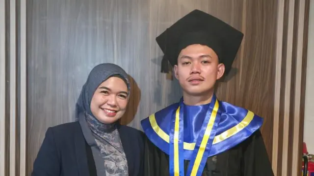 Sampe Mulya yang akrab disapa Ully (kiri) bersama dengan Kevin Febrian Chen (kanan) dalam acara wisuda. Ully masih berjuang mencari keadilan atas kematian putra sulungnya itu karena meninggal diduga tertabrak rombongan kendaraan TNI di Papua. 