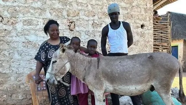 تتحمل النساء والفتيات العبء عند أخذ الحمار