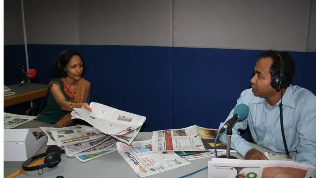 মার্চ, ২০১১ সাল। ঢাকার স্টুডিও থেকে প্রথমেবারের মত ভোরের অনুষ্ঠান প্রভাতী পত্রিকা পর্যালোচনা করছেন শাহনাজ পারভীন এবং আকবর হোসেন।