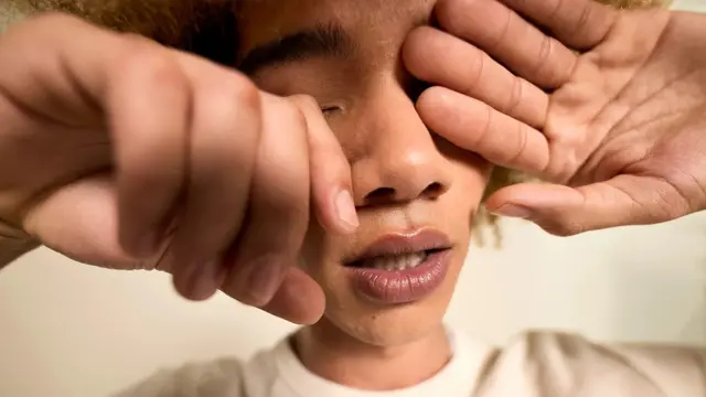 一名女性用双手揉眼睛