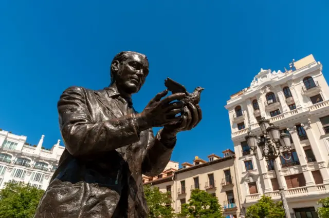 Estatua de García Lorca en la plaza de Santa Ana de Madrid.