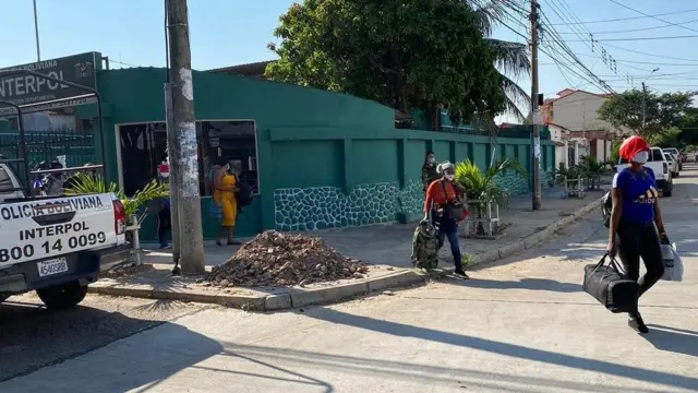 Haitianos en frente a la sede de Interpol