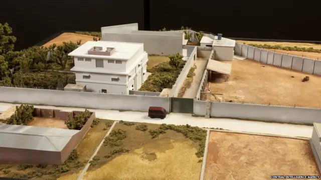 ਰਾਸ਼ਟਰਪਤੀ ਓਬਾਮਾ ਨੂੰ ਸੰਖੇਪ ਜਾਣਕਾਰੀ ਦਿੰਦਾ ਇੱਕ ਮਾਡਲ , ਜਿਨ੍ਹਾਂ ਨੇ ਇਸ 'ਤੇ ਛਾਪੇਮਾਰੀ ਨੂੰ ਮਨਜ਼ੂਰੀ ਦਿੱਤੀ ਸੀ