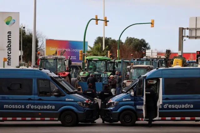 Agricultores bloqueiam a entrada do principal mercado atacadista da Catalunha, "Mercabarna", com seus tratores, na frente da tropabetsbola clubchoque, durante um protestobetsbola clubagricultores contra pressõesbetsbola clubpreços, impostos e regulamentação verde, queixas compartilhadas por agricultoresbetsbola clubtoda a Europa,betsbola clubBarcelona, ​​Espanha