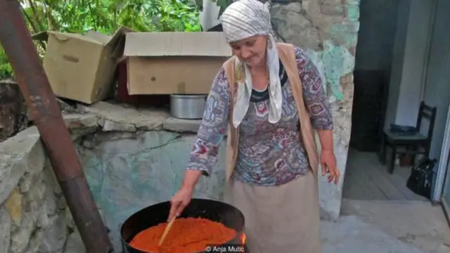 यूगोस्लाविया में कॉफ़ी के साथ लोगों से बातें करना सामाजिक रिवाज था.