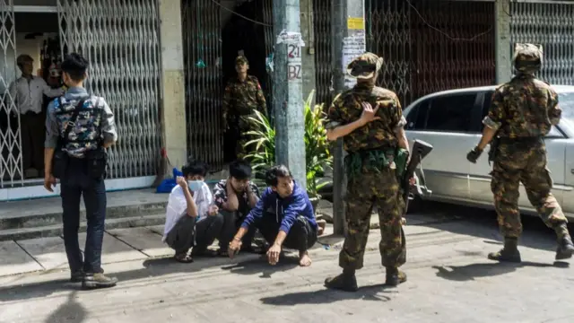 မေလအတွင်း ရန်ကုန်မှာ စစ်ကောင်စီတပ်ဖွဲ့တွေက ဆန္ဒပြသူတွေကို ဖမ်းဆီးနေစဉ်