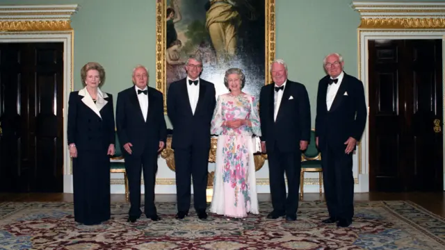 1992年，女王和她的首相们：撒切尔、威尔逊、梅杰（左三）、希斯和卡拉汉