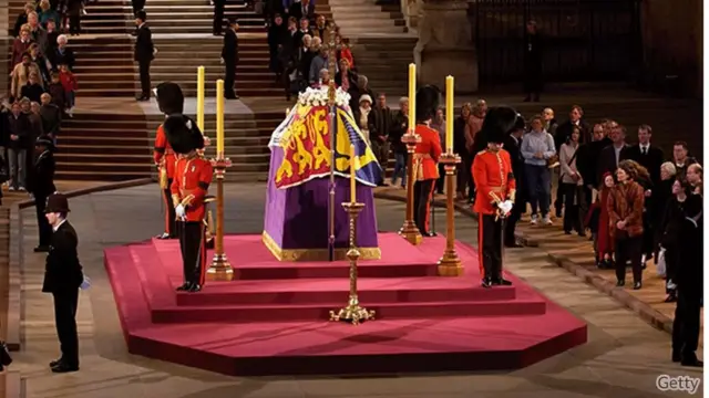 ২০০২ সালে ওয়েস্টমিনস্টার হলে রাষ্ট্রীয় মর্যাদায় শায়িত কুইন মাদারকে দেখতে মানুষের ঢল