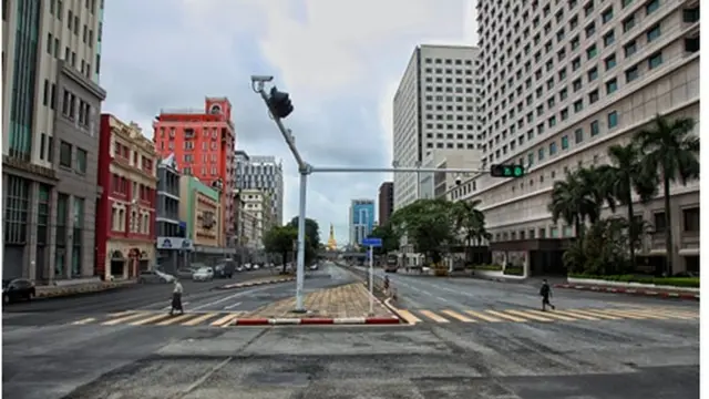 အိမ်ထဲမှာပဲနေဖို့အပါအဝင် ဒီအမိန့်ကို ထပ်တိုးတင်းကျပ်ထားတဲ့ညွှန်ကြားချက်ကို အစိုးရက ရုံးပိတ်ရက် တနင်္ဂနွေညပိုင်းမှာထုတ်ပြီး နောက်ရက်မှာ ချက်ချင်းအသက်ဝင်စေခဲ့ပါတယ်။