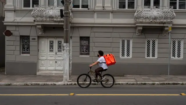 Francielepalpite dicas betbicicleta pedalando na rua, com mochilapalpite dicas betdelivery