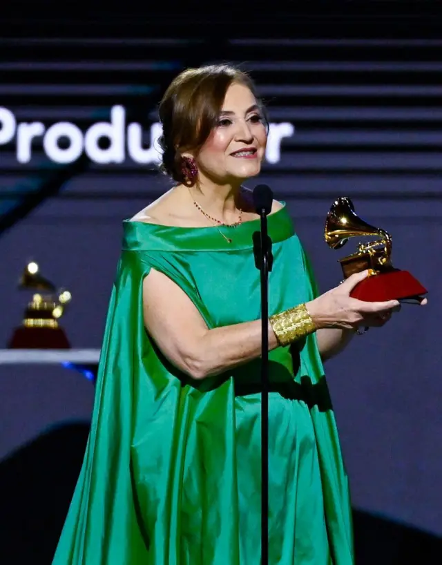 Berta Rojas habla en la ceremonia de los latin grammy en 2022 cuando ganó la estatuilla en la categoría de mejor álbum de música clásica. 