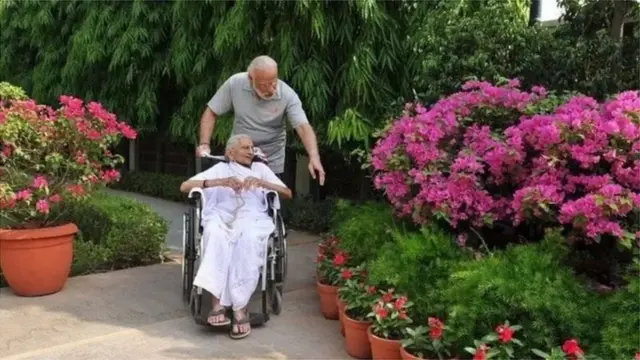 ప్రధాని నివాసంలో హీరాబెన్ 