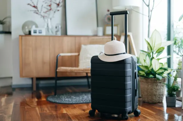 Un apartamento tipo Airbnb con una maleta en la mitad de la sala.
