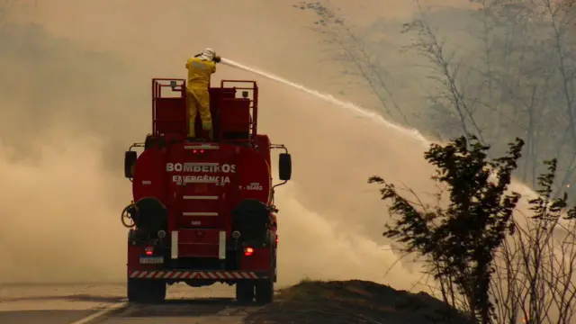 Bombeiro combatendo incêndio na rodovia SP-215vbet russiaSão Carlos (SP),vbet russia23vbet russiaagostovbet russia2024