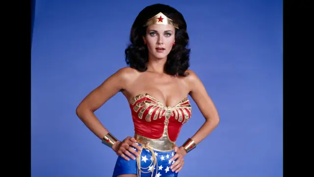 琳達·卡特身穿標誌性的《神奇女俠》服裝拍攝造型宣傳照：紅色與金色的上衣，搭配印有白色星星的藍色短褲；額頭戴著金色三角形皇冠，上有紅色星星；雙手佩戴銀色護腕，上面也有紅星；腰間垂掛著一條名為「真言套索」的金色繩索。（1/8/1977）