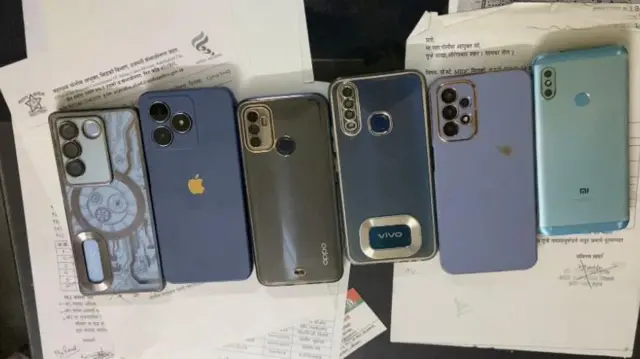 पोलिसांनी आरोपींकडून ताब्यात घेतलेले मोबाईल फोन.