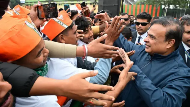 हिमंत बिस्वा सरमा समर्थकों से मिलते हुए