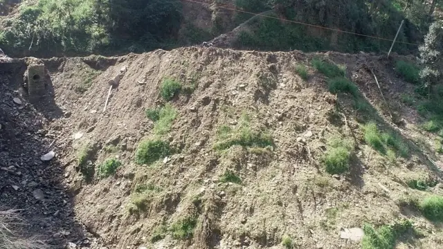 थुनाडी गावाच्या वर झालेलं भूस्खलन .