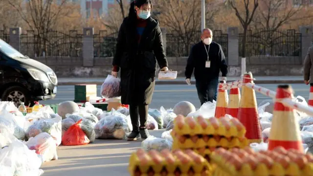 শিয়ানে আবাসিক ভবন চত্বরের ফটকের বাইরে খাবার ও অন্যান্য অত্যাবশ্যকীয় পণ্যের ব্যাগ -২৯শে ডিসেম্বর ২০২১