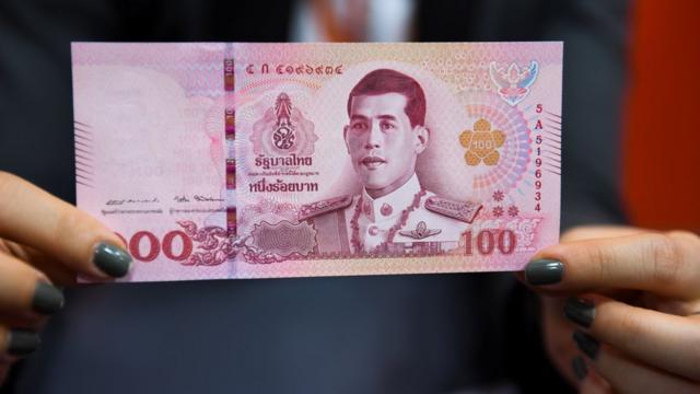 在泰国，踩踏有君主照片的钞票实际上是一种犯罪行为，可能会被关进监狱