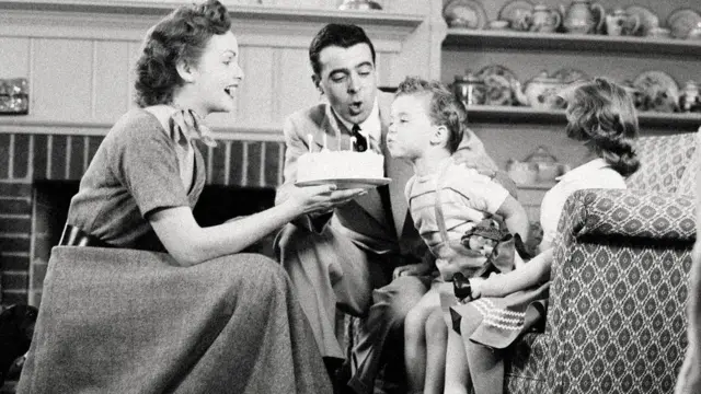 Семья празднует день рождения, у второй девочки нет лица