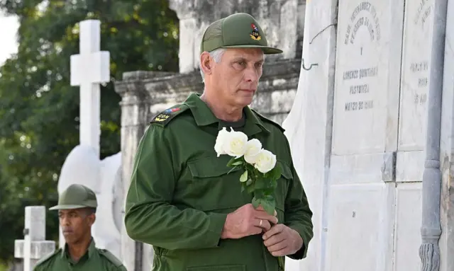 El presidente cubano, Miguel Díaz-Canel, lleva flores a la tumba de los militares muertos en la incursión de EE.UU. en Venezuela.