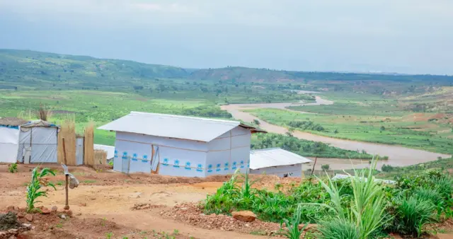 Inzu z'amahema, inyuma y'aho haboneka uruzi Rusizi