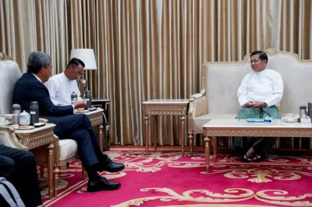 အောက်တိုဘာ ၉ ရက် မလေးရှားနိုင်ငံခြားရေးဝန်ကြီး နေပြည်တော်ကိုနေ့ချင်းပြန်လာပြီး စစ်ခေါင်းဆောင်နဲ့ တွေ့ဆုံခဲ့တဲ့မြင်ကွင်း 