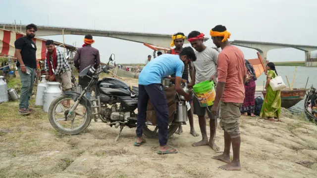 दूध, सब्जी और फल वालों को सबसे ज्यादा परेशानी हो रही है. प्रशासन ने इनके लिए मुफ़्त नाव सुविधा चलाने का फैसला लिया है ताकि सामान की कीमतें नियंत्रण में रहे
