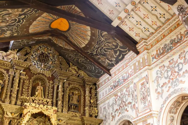 Pinturas religiosas no teto e na nave da igreja da redução jesuítacasas de apostas comSan Miguel, na Bolívia