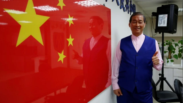 Ông Chang An-lo, có biệt danh là 'Sói Trắng', lãnh đạo Đảng Xúc tiến Thống nhất Trung Quốc chụp ảnh trước lá cờ Trung Quốc đại lục hôm 2/5/2019