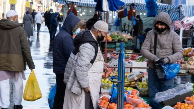 পূর্ব লন্ডনের একটি স্ট্রিট মার্কেট।