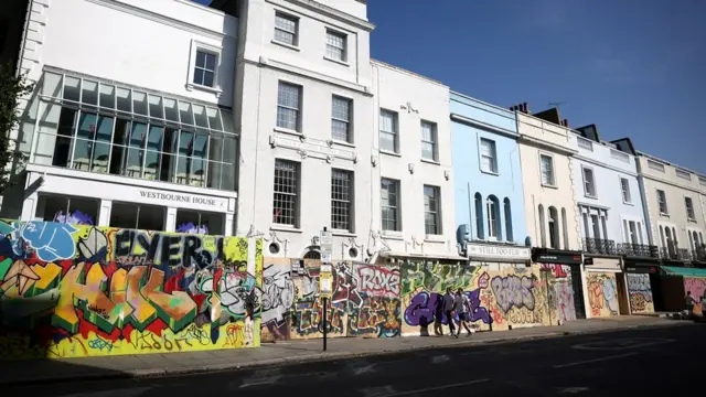 Ноттинг-Хилл перед карнавалом. Окна защищены фанерой