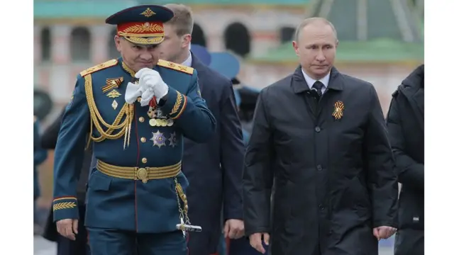El ministro de Defensa ruso, Sergei Shoigu (izq.), camina junto al presidente, Vladimir Putin, durante el desfile del Día de la Victoria.