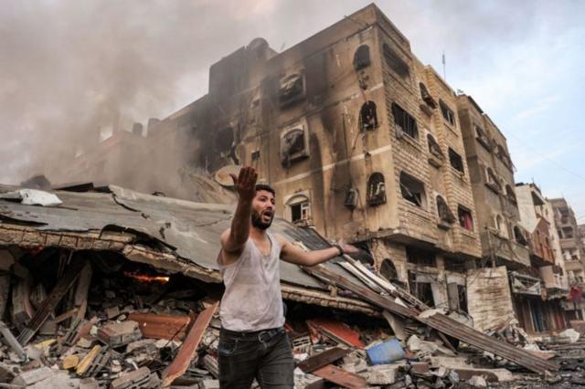Homemcrie sua roletafrente a prédio destruído