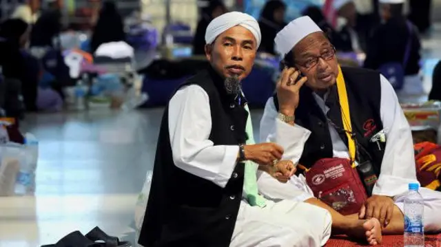 গলায় ঝোলানো একটি ব্যাগে প্রয়োজনীয় কাগজপত্র সাথে রাখা নিরাপদ।