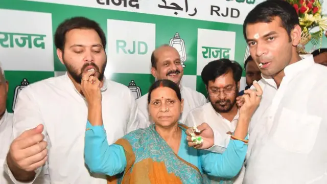 ਰਾਬੜੀ ਦੇਵੀ ਤੇਜਸਵੀ ਯਾਦਵ ਅਤੇ ਤੇਜ ਪ੍ਰਦਾਪ ਨਾਲ