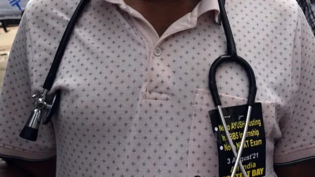 ভারতে চিকিৎসক হতে গেলে পাঁচ বছরের এমবিবিএস কোর্সটিই একমাত্র স্বীকৃত কোর্স