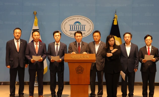  성일종(가운데) 국민의힘 의원을 비롯한 국민의힘 충청권 국회의원 및 시도지사들이 29일 서울 여의도 국회 소통관에서 열린 호남권 반도체 공장 설립 관련 기자회견을 하고 있다