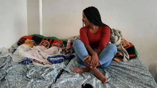 ማህሌት ምስ ሓደስቲ ዝተወለዱ ህፃናት