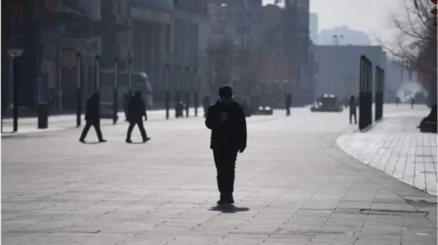 కరోనా వైరస్ మాస్కు ధరించిన చైనా వ్యక్తి