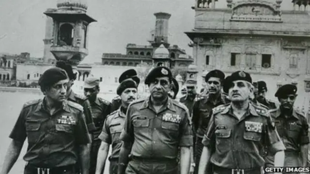 મેજર જનરલ કુલદીપ બ્રાર, લેફટેનેન્ટ જનરલ સુંદરજી અને સૈન્યના તત્કાલીન વડા અરુણકુમાર વૈદ્ય