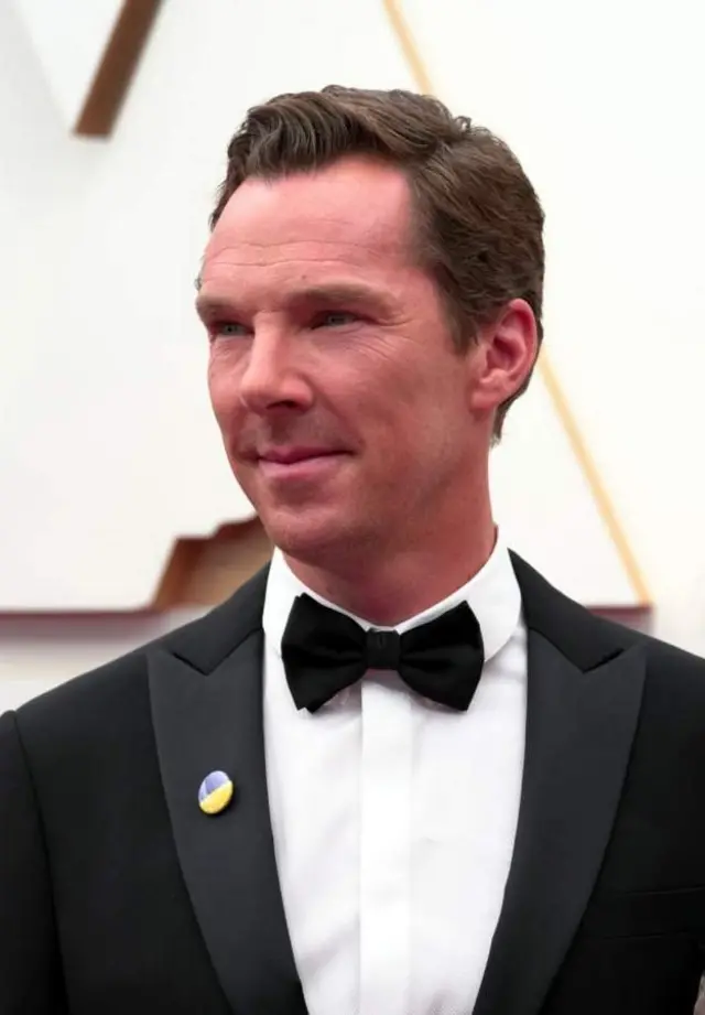 本尼迪克特·康伯巴奇（Benedict Cumberbatch）在走紅地毯時戴著烏克蘭國旗紐扣