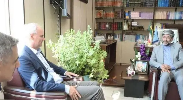 سفیر اتریش برای تحویل گرفتن شهروند اتریشی بازداشتی این کشور به دفتر دادگستری آذربایجان غربی رفت