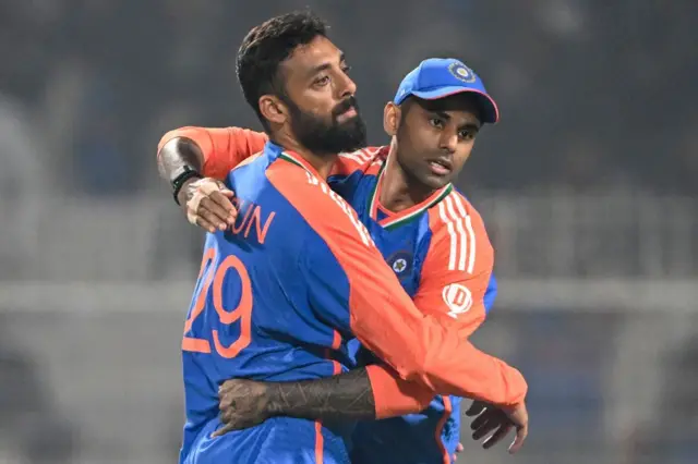 लिविंगस्टन की विकेट लेने के बाद कप्तान सूर्यकुमार यादव ने इस अंदाज़ में वरुण चक्रवर्ती को दी शाबाशी