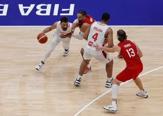 Reprezentativac Libana Serđo El Darviš u akciji sa timskim kolegom Omarijem Spelmanom protiv Kanade