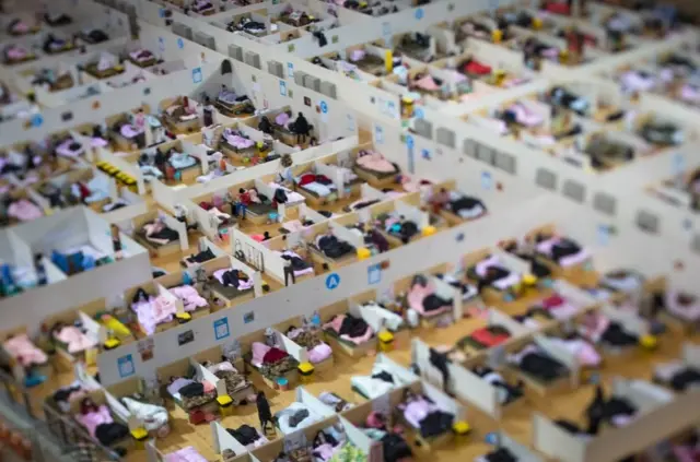 2月17日,武漢體育中心方艙醫院收治的新型冠狀病毒患者在休息。