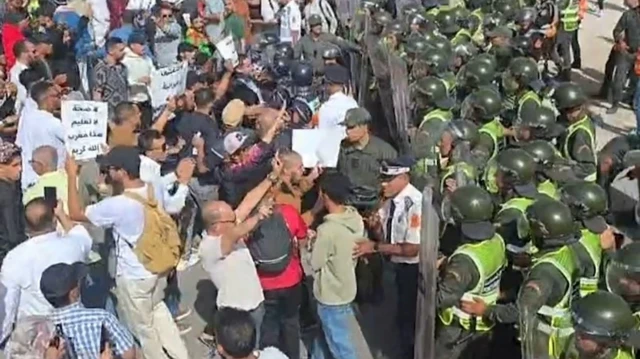 صورة من احتجاجات غاضبة أمام مستشفى الحسن الثاني بمدينة أكادير وسط المغرب