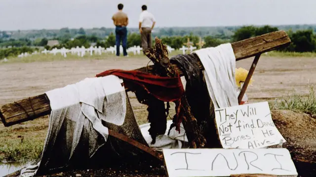 Restos frente a un cementerio